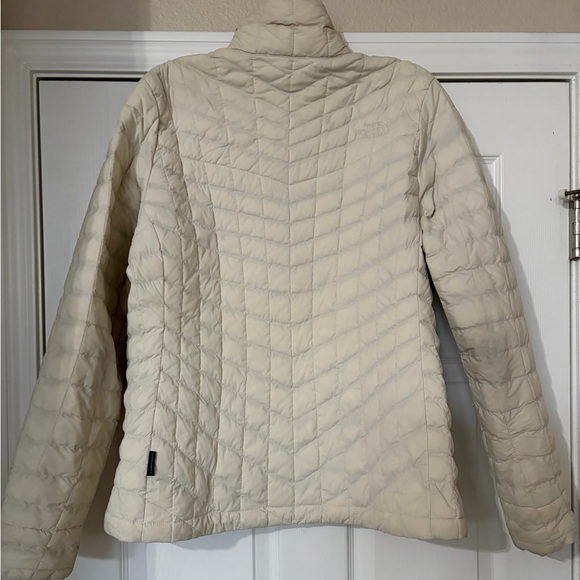 The North Face Women's Off-White Puffer Jacket - Picture 2 of 8